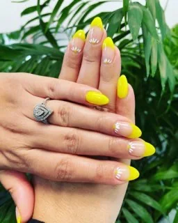 Sunshine daisies nail design supplied by Hip Hop Nails